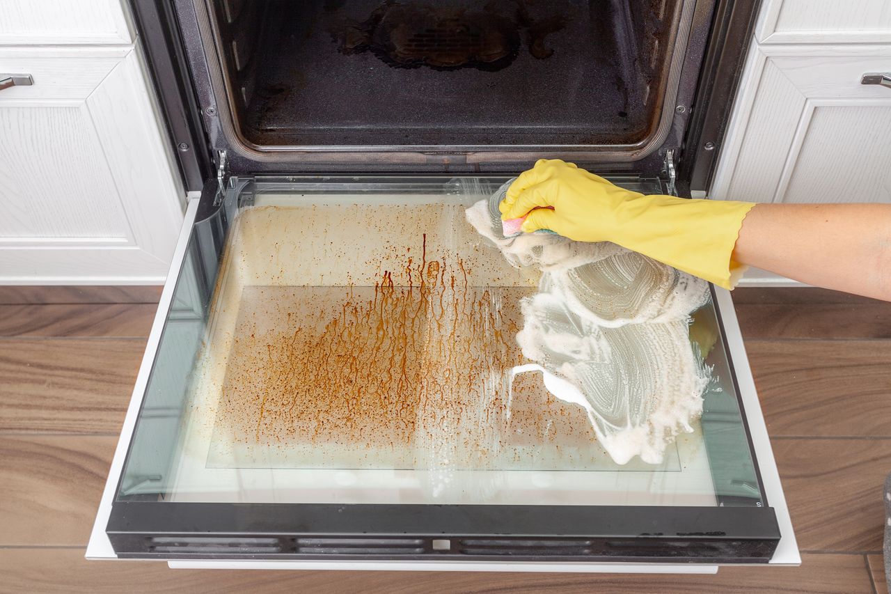 Unveiling the secret button: How to simplify oven cleaning