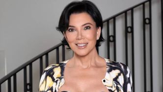 Coraz młodsza Kris Jenner prezentuje naciągnięte lico, a fani patrzą na stopy. "Czy ona ma SZEŚĆ PALCÓW?"