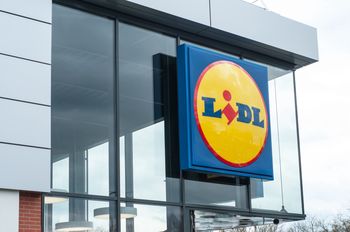 Pilny komunikat dla klientów Lidla. Nie pij, a nawet nie otwieraj tego napoju