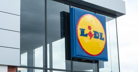 Pilny komunikat dla klientów Lidla. Nie pij, a nawet nie otwieraj tego napoju