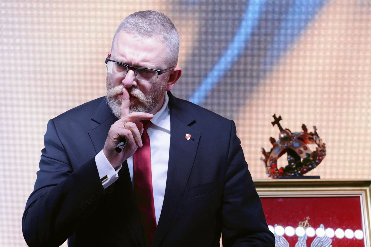 "Byłem systematycznie okradany". Braun pokazuje swój majątek