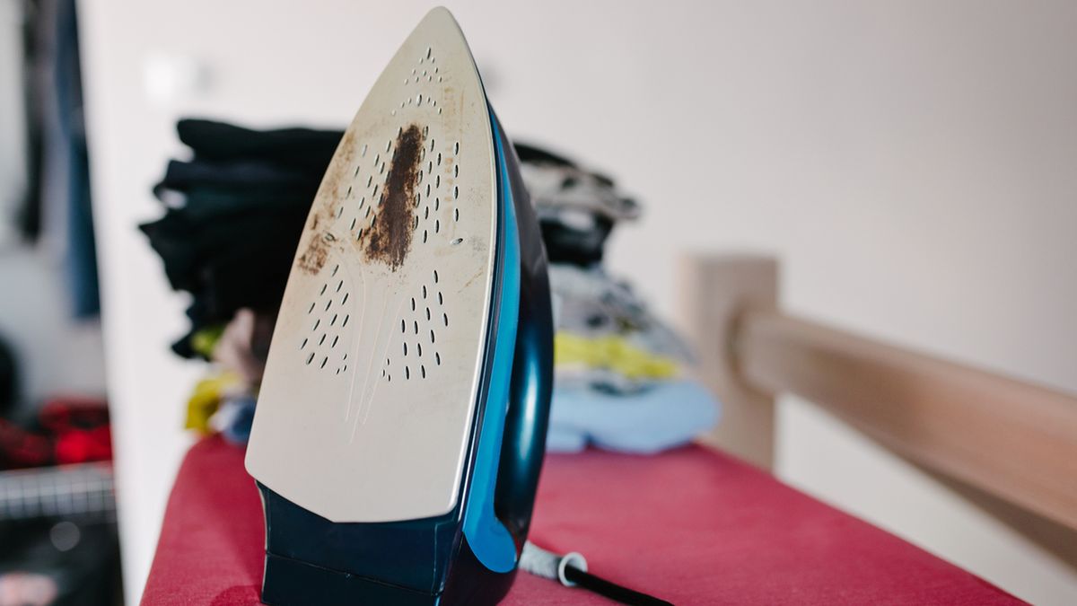 Jak czyścić przypalone żelazko? 1