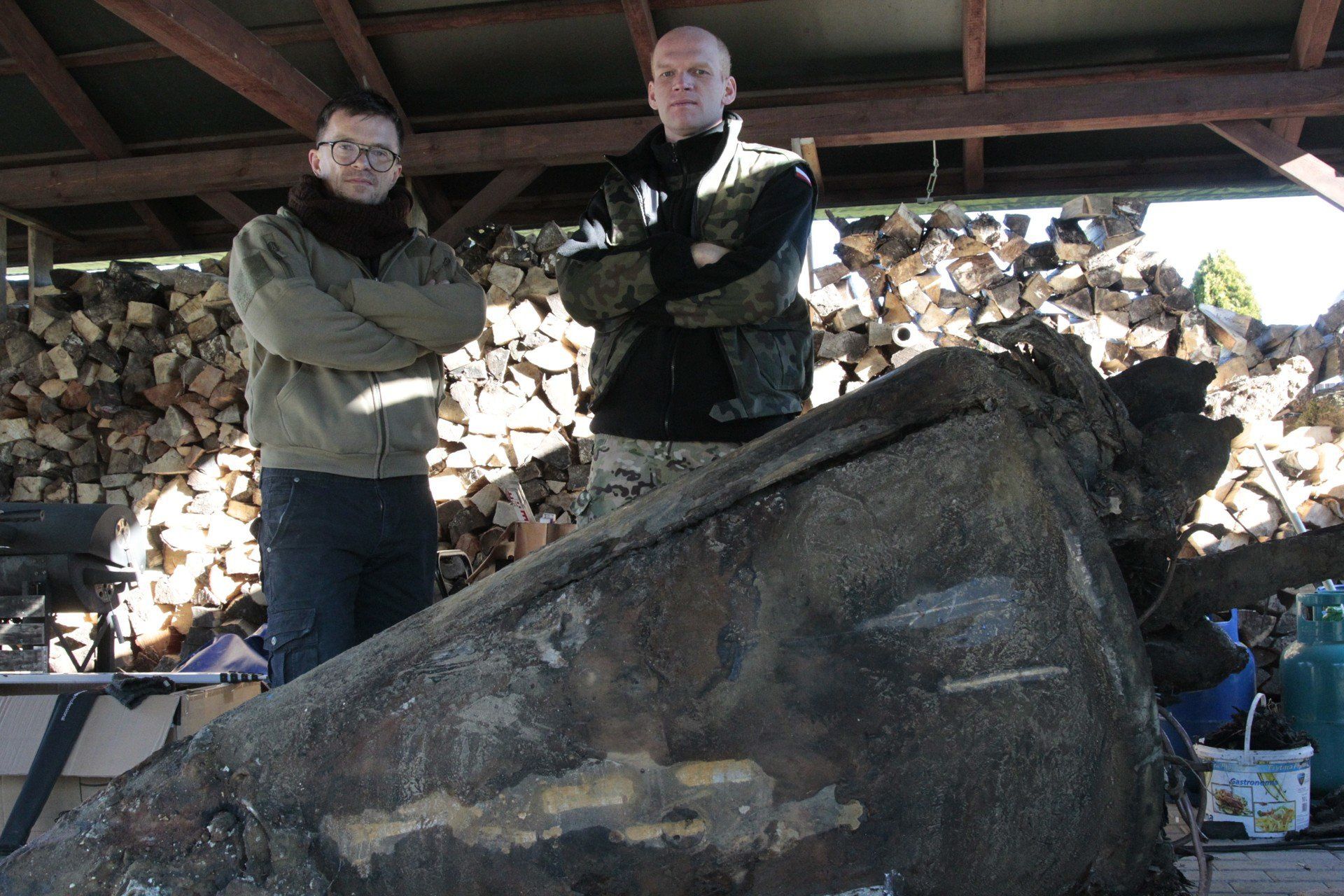 Odnalezione elementy rakiety V2 wzbogacą ekspozycję Parku Historycznego Blizna. Na zdjęciu: Marcin Wilk (z lewej) i Rafał Nędza