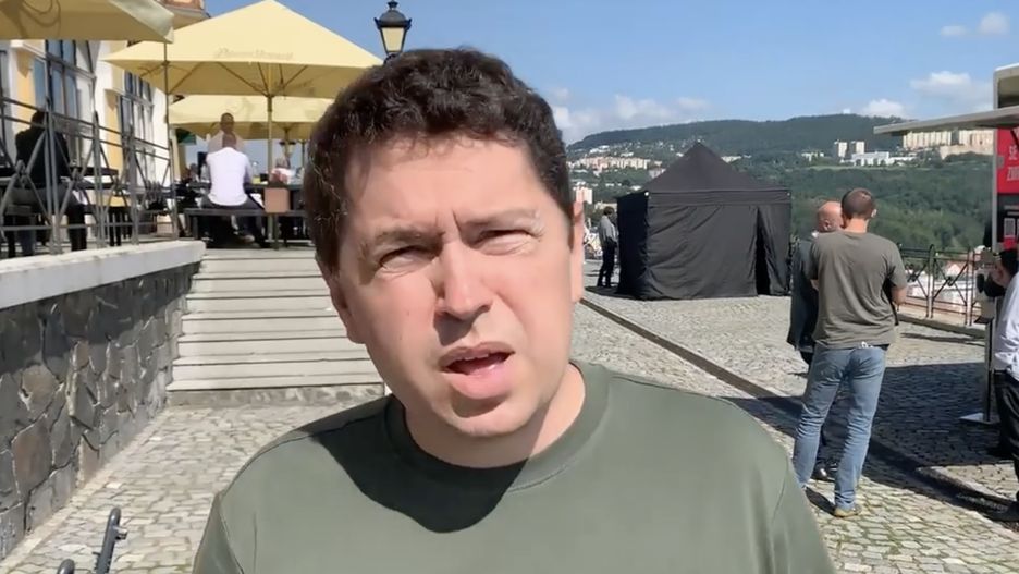 Andrej Babiš jr., który zarzuca ojcu - byłemu premierowi Czech - porwanie na Krym i pozbawienie go wolności, nie unika konferontacji z ojcem. Zdarzyło mu się wtargnąć na jego konferencję prasową i wystąpić z publicznymi oskarżeniami (Facebook.com)