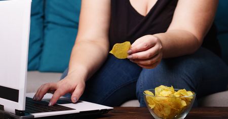 "Proszą o ulubione pozycje". 52-latka mówi, co piszą mężczyźni