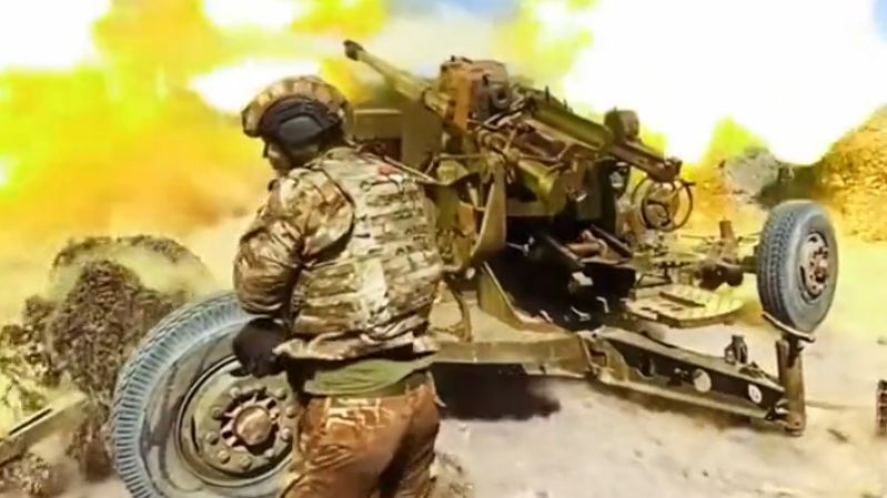 Ukrainiec strzelający z zabytkowej armaty KS-19.