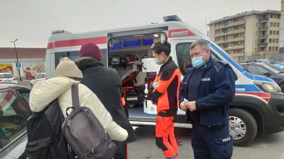 Asp. szt. Marek Golisz pomógł kobiecie. 