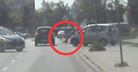 Kierowca nie zauważył seniorki. Moment potrącenia na przejściu w Białej Podlaskiej