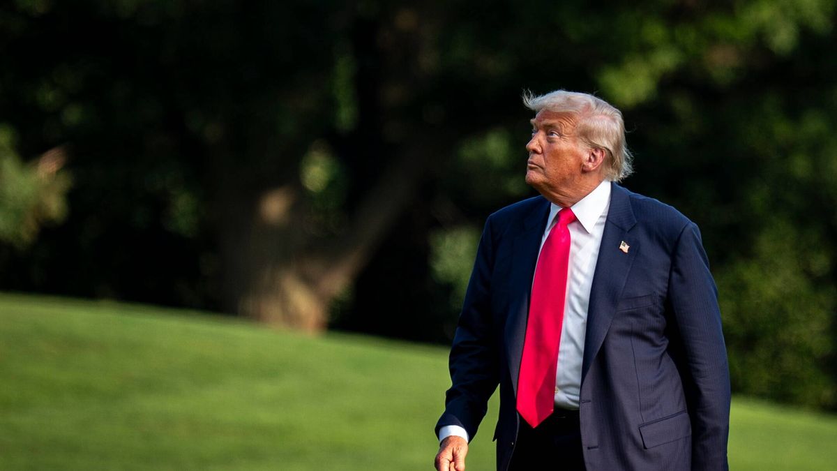US President Trump touts 92 billion in AI, energy to boost US competitiveness
epa12240014 US President Donald Trump walks on the South Lawn of the White House after arriving on Marine One in Washington, DC, USA, 15 July 2025. Trump hailed more than $92 billion US dollars in investments in artificial intelligence and energy infrastructure during a visit to Pennsylvania, highlighting his efforts to bolster US competitiveness in the AI field.  EPA/Al Drago / POOL 
Dostawca: PAP/EPA.
Al Drago / POOL
politics, POTUS, White House