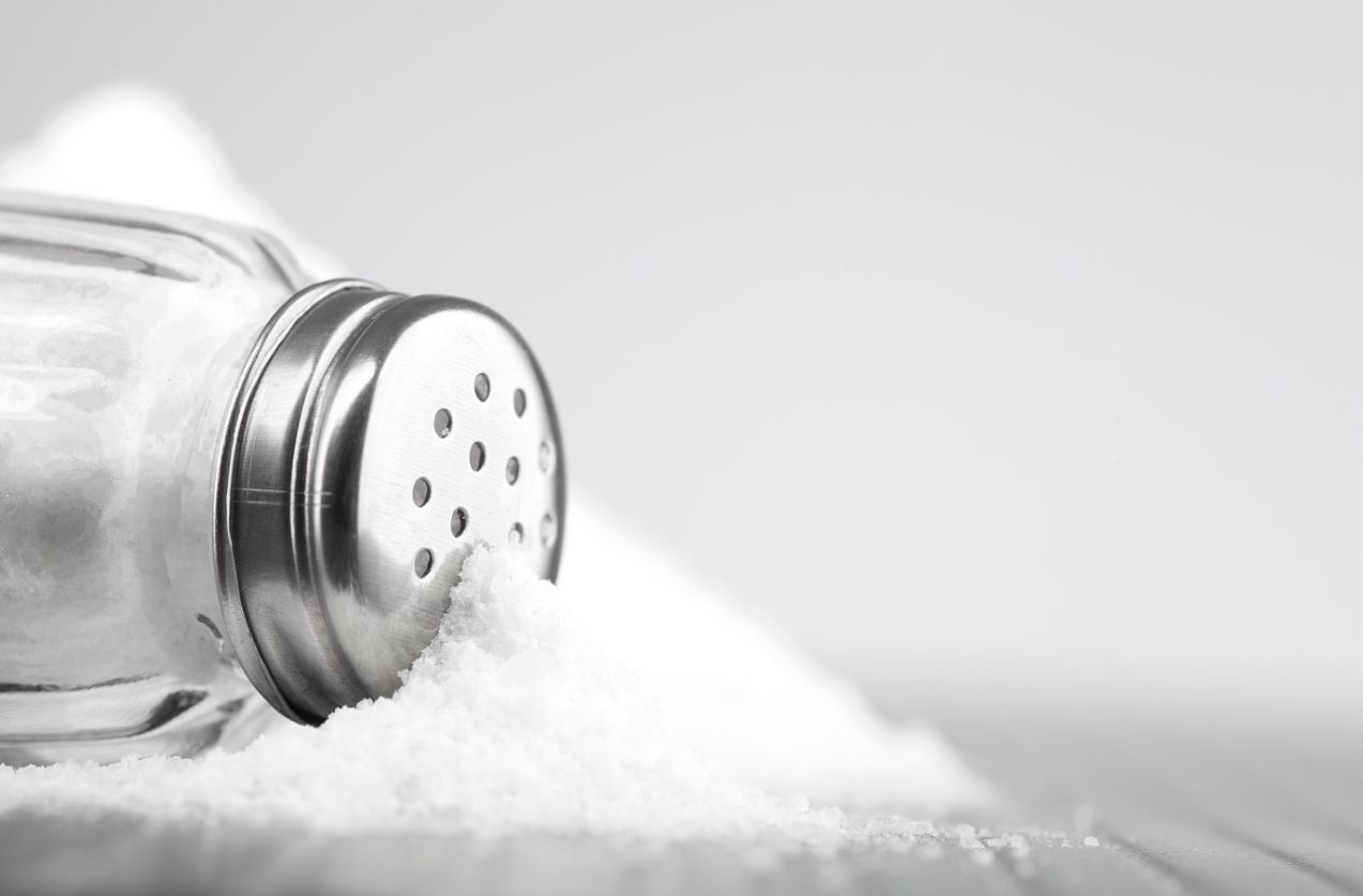 Przyczyną słonego posmaku w ustach zazwyczaj jest odwodnienie organizmu. 