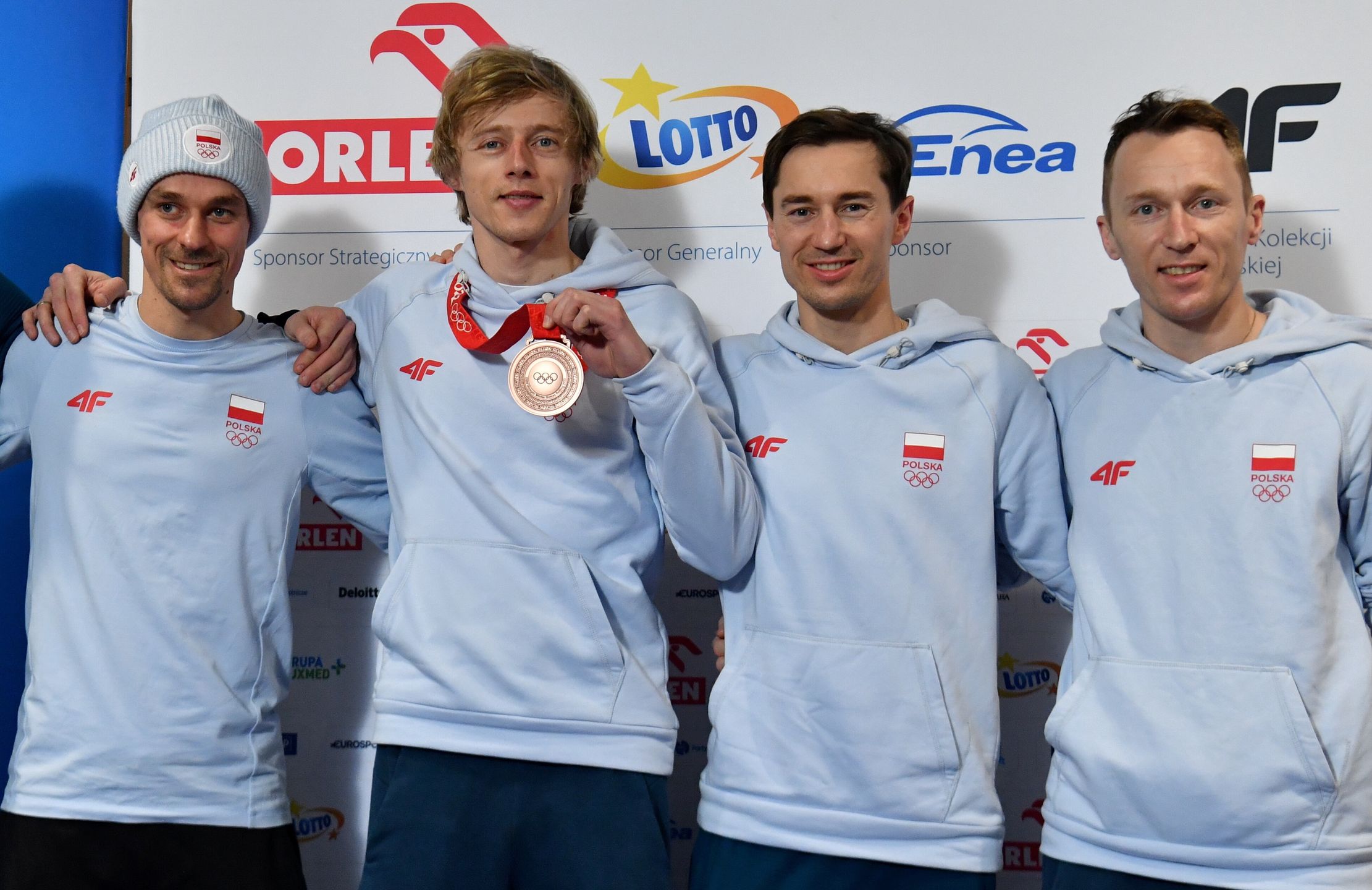 Warszawa, 16.02 2022. Od lewej: Piotr Żyła, Dawid Kubacki, Kamil Stoch i Stefan Hula podczas powitania na lotnisku Okęcie w Warszawie, 16 bm. Polscy skoczowie wrócili dziś wieczorem z igrzysk olimpijskich w Pekinie, skąd przywieźli brązowy medal zdobyty przez Dawida Kubackiego w konkursie indywidualnym na skoczni normalnej w Zhangjiakou. (js) PAP/Piotr Nowak
