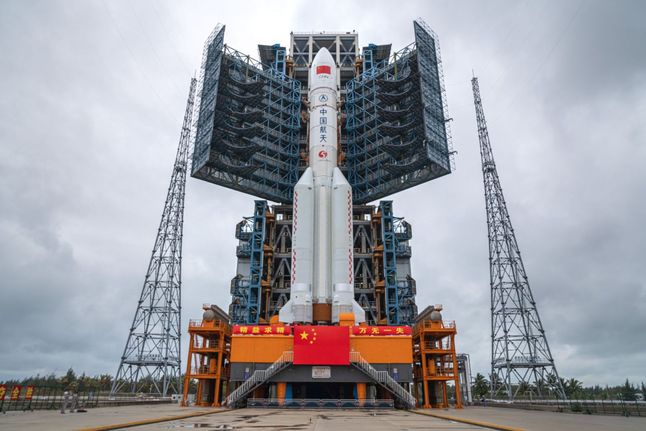Racheta chineză Long March 5B la locul de lansare