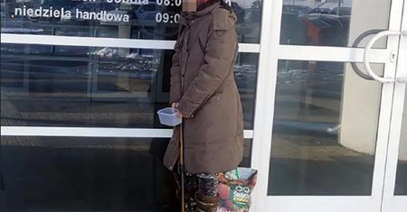 Czytelnik zrobił zdjęcie przed Auchan. "Tu coś wyraźnie śmierdzi"