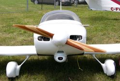 Krosno. Mały samolot runął na podwórko. Uszkodził dach i auto