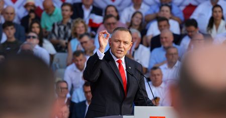 Wyraźne pokoleniowe pęknięcie. Sondaż na rok prezydentury Nawrockiego