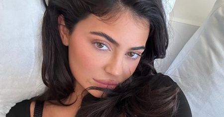Takiego kombinezonu jeszcze nie widzieliśmy. Kylie Jenner zaryzykowała ze stylizacją i rozbiła bank