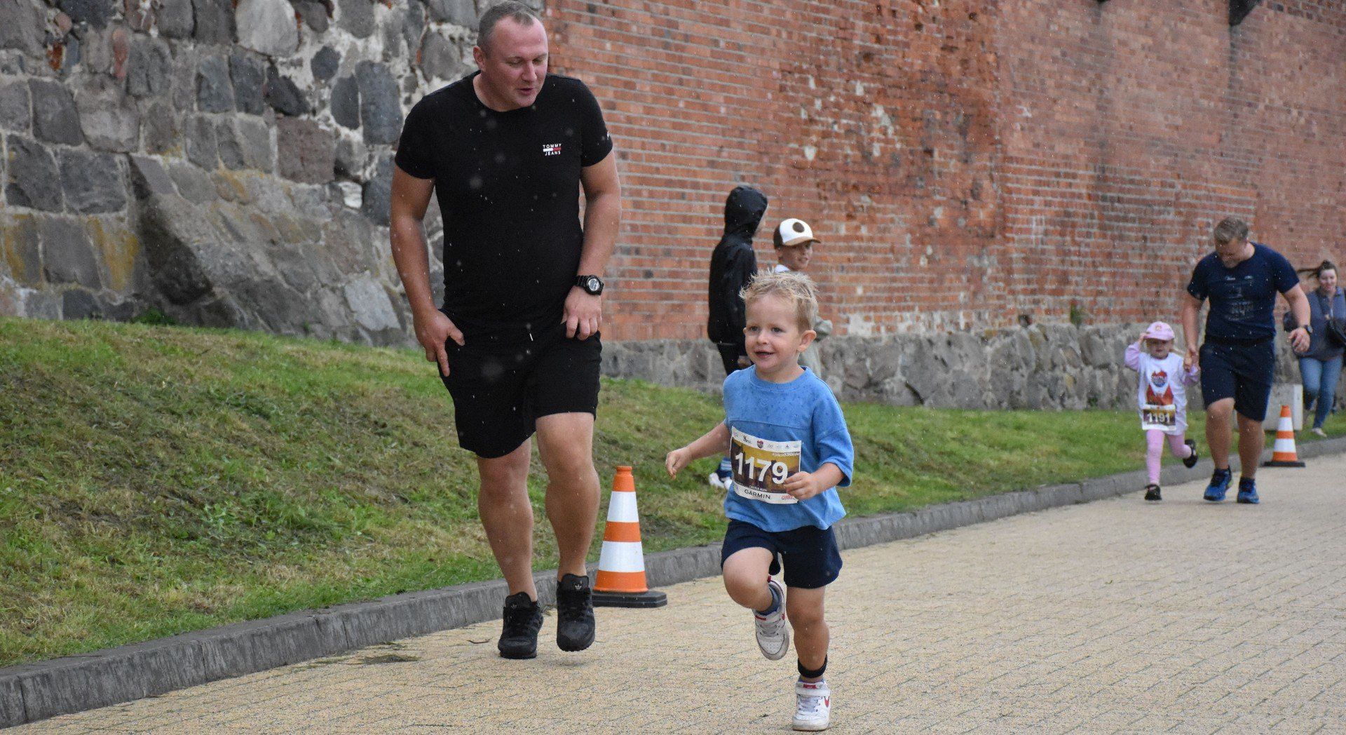 Castle Triathlon Malbork 2025. Biegi dzieci i młodzieży na bulwarze