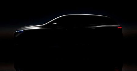 Mercedes EQS SUV odsłania przytulne wnętrze. Resztę poznamy 19 kwietnia
