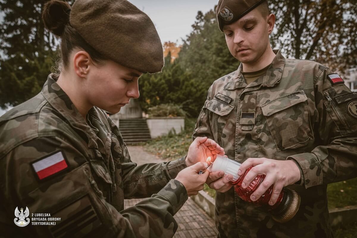 żołnierze 2LBOT, znicz, cmentarz