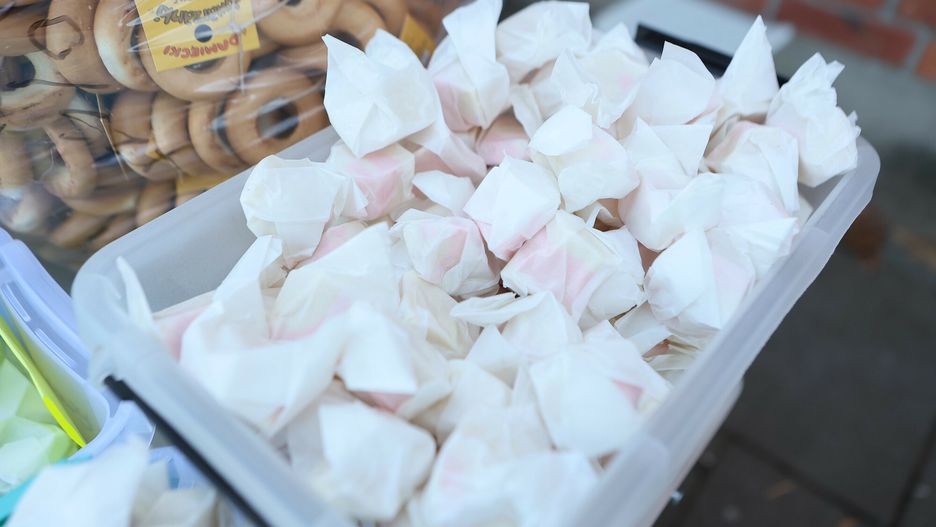 Słodycze pod jednym z warszawskich cmentarzy 