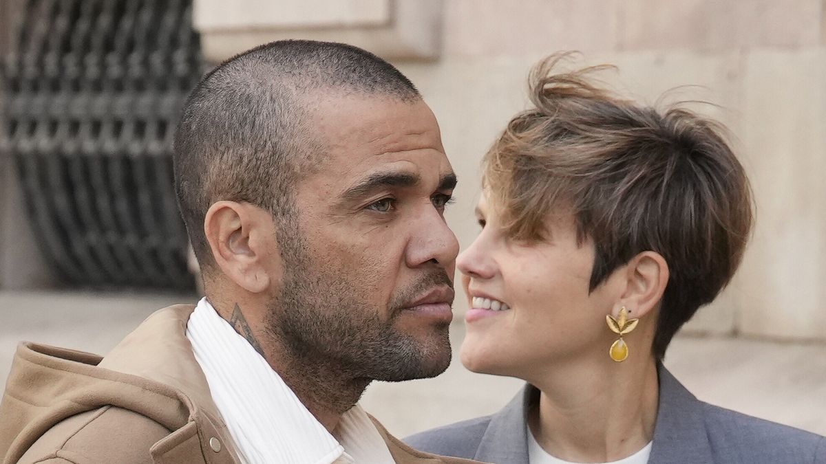 epaselect epa11247901 Dani Alves and his lawyer Ines Guardiola leave the Barcelona Court after his first weekly appeareance, in Barcelona, Spain, 28 March 2024. Brazilian former soccer player Dani Alves was conditionally released from jail on 25 March on a one million euro bail plus surrendering his passports to the Spanish justice. A court had found Alves guilty of raping a 23-year-old girl in a nightclub and condemned him to four-and-a-half-years prison. He has been held in pre-trial detention since January 2023 while both public prosecutors and the victim's lawyer as well as Alves' lawyers are appealing the verdict. EPA/Enric Fontcuberta Dostawca: PAP/EPA.