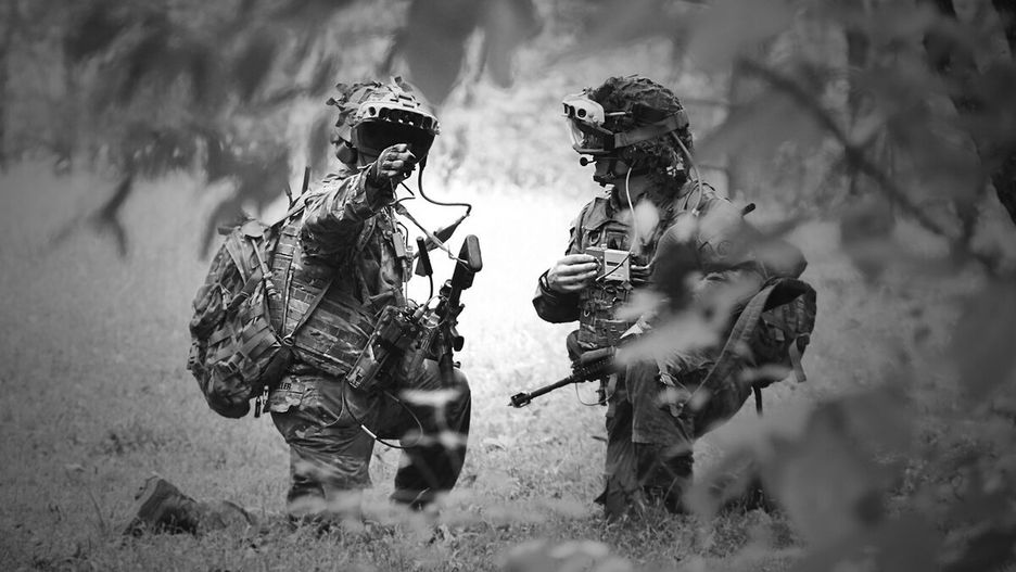 Żołnierze US Army z hełmami AR