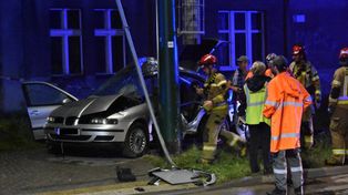 Groźny wypadek w Świętochłowicach. Samochód owinął się wokół słupa. Jedna osoba nieprzytomna w szpitalu