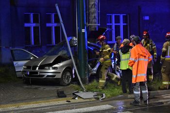 Groźny wypadek w Świętochłowicach. Samochód owinął się wokół słupa. Jedna osoba nieprzytomna w szpitalu