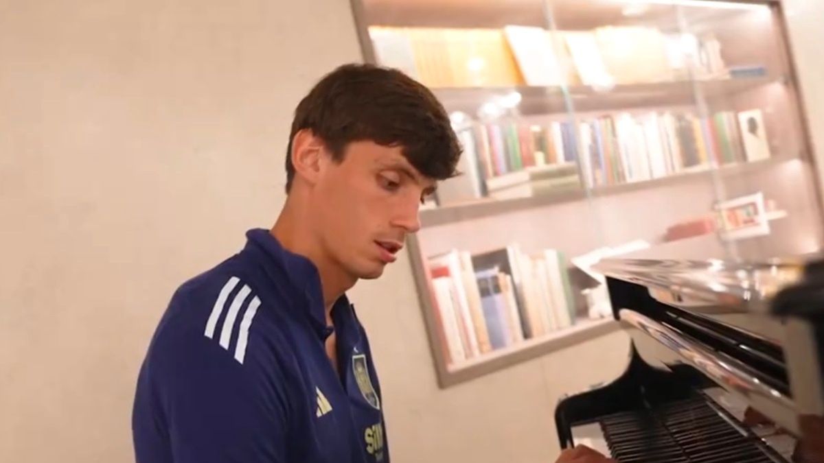 Robin Le Normand grający na pianinie