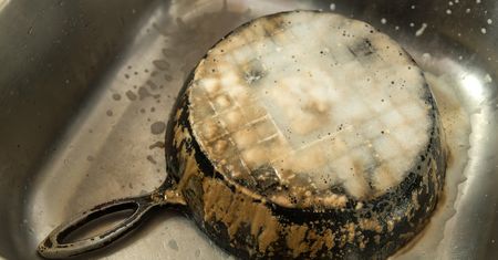 Pozbędziesz się uporczywych przypaleń. Ten produkt masz w swojej kuchni