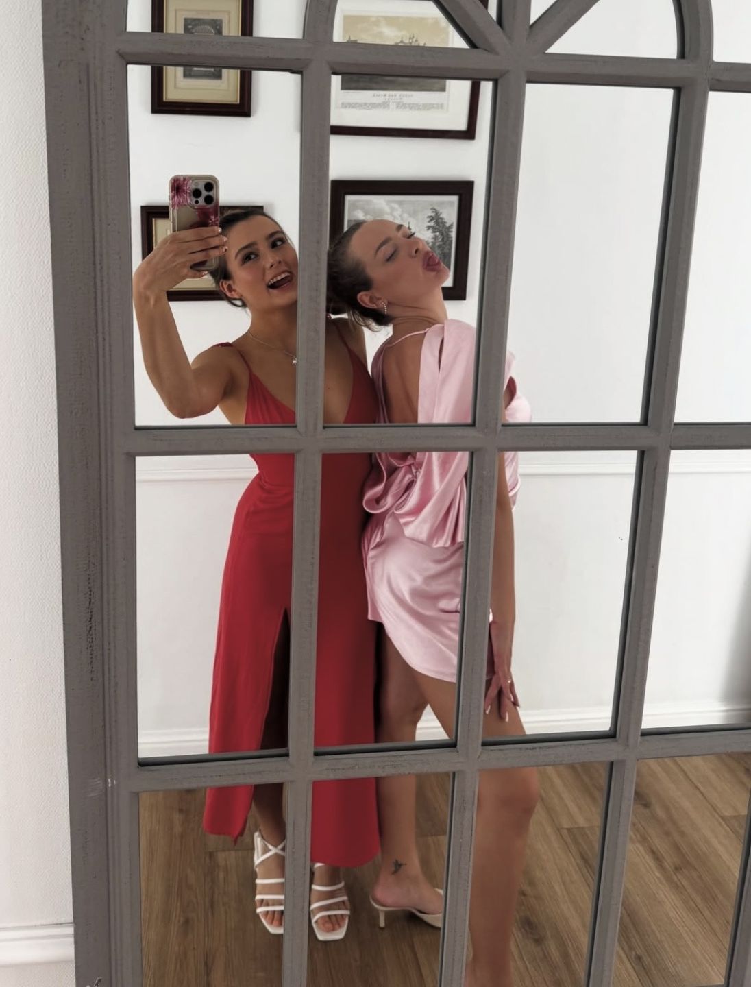 Wiktoria Gąsiewska z siostrą na komunii 