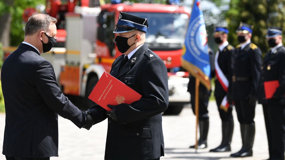 Wybory prezydenckie. Andrzej Duda wręczył strażakom promesy na zakup nowych samochodów 