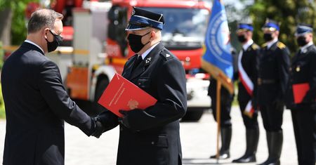 Wybory 2020. Andrzej Duda wręczył strażakom promesy na auta. Dlaczego nie kluczyki?