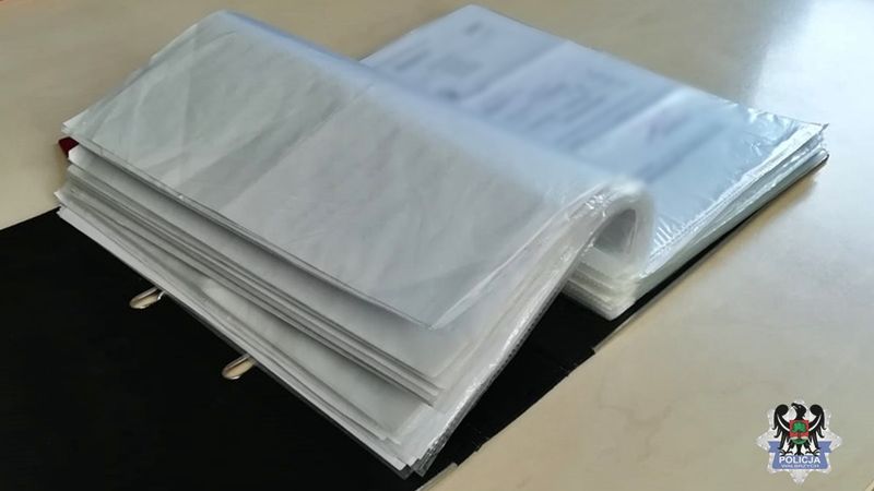 Wałbrzych. Fałszował umowy kupna-sprzedaży samochodów, by uniknąć opłat. Zabezpieczono już prawie 150 dokumentów