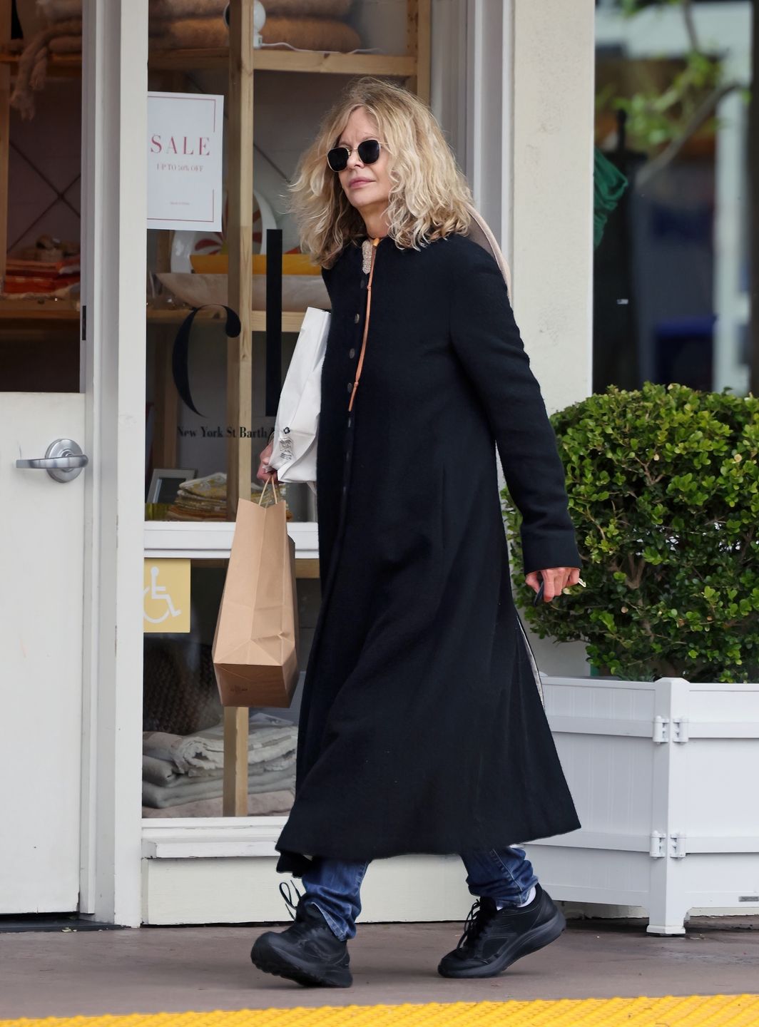 Meg Ryan w naturalnym wydaniu podczas spaceru