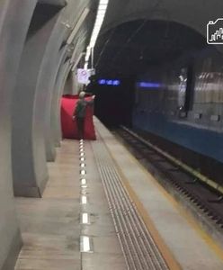 Tragedia w warszawskim metrze. Nie żyje mężczyzna