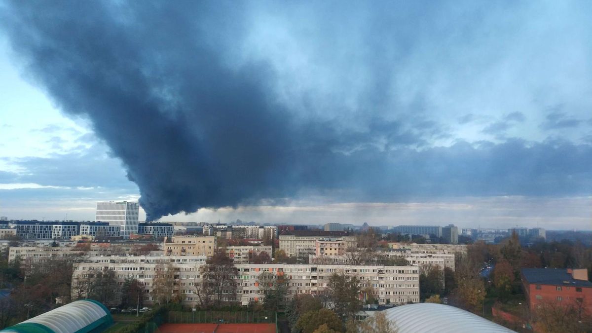 Pożar hali we Wrocławiu widać z każdego osiedla