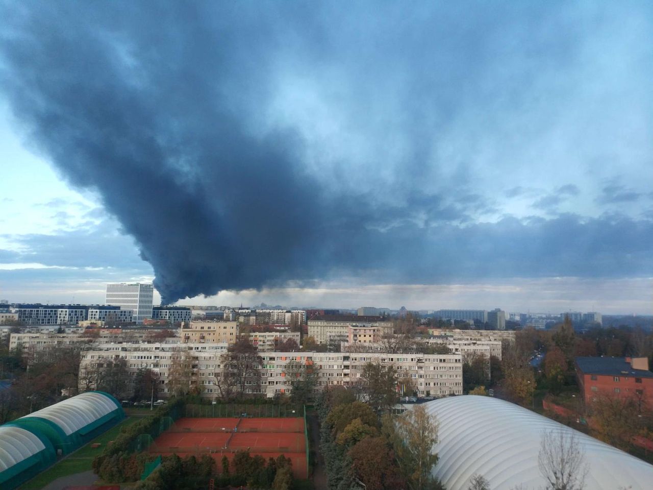 Pożar hali we Wrocławiu widać z każdego osiedla