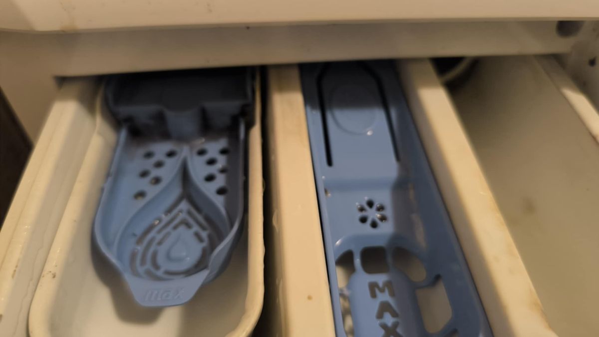 Do czego służy kwiatek w szufladzie pralki?