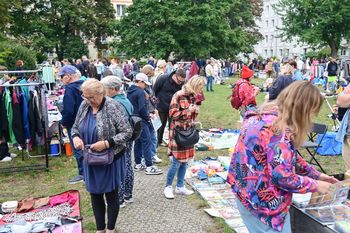 Warszawa: Ostatnia garażówka i znów tłumy na miejscu. Mieszkańcy przyszli szukać wyjątkowych skarbów