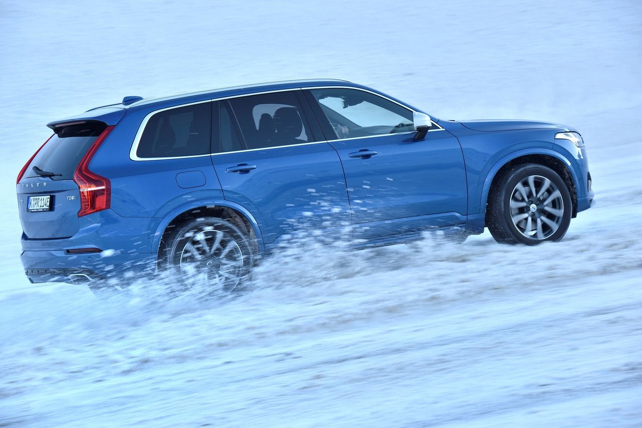 Choć napęd dołączany czy hybrydowy w Volvo XC90 ocenia się z reguły gorzej od napędu stałego w Audi Q7. Jednak wystarcza na co dzień, a od takiego auta raczej nie oczekuje się sportowych właściwości jezdnych.