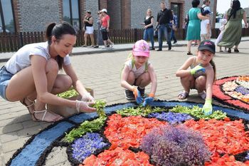 Spycimierz: Słynne na cały świat Boże Ciało zaprasza. Kwiatowe dywany, wyjątkowa relikwia i tysiące pielgrzymów znów odwiedzą niezwykłą miejscowość