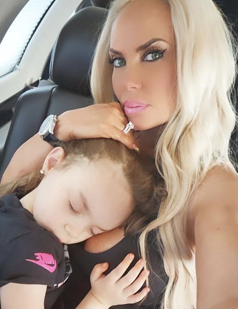 Coco Austin tłumaczy dlaczego karmi 5-letnią córkę piersią: "TERAZ NADAL MNIE CHCE"