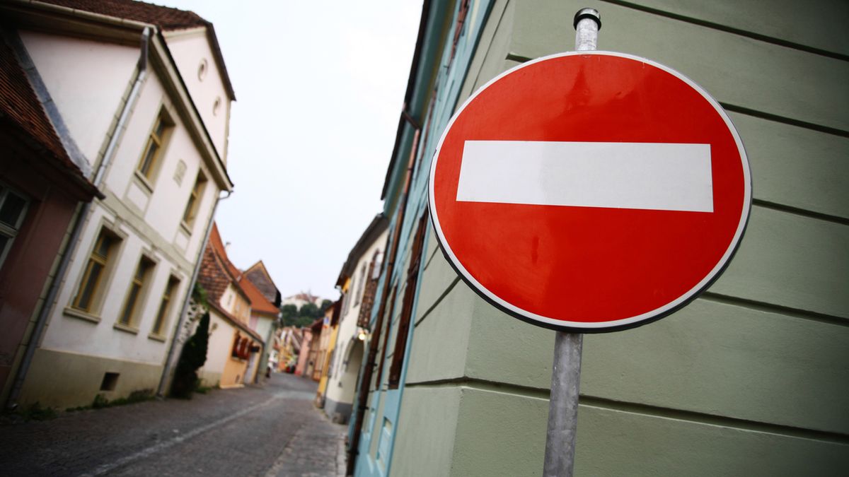 Jednym z najczęściej spotykanych znaków zakazu jest ten oznaczony symbolem B-2, czyli zakaz wjazdu