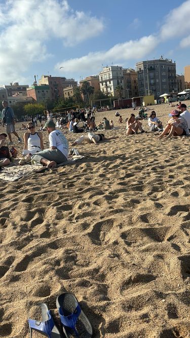 Tłumy na plażach przeszkadzają Hiszpanom