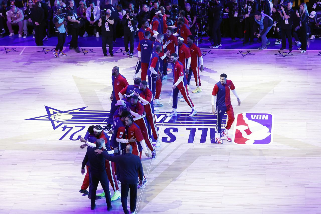 Estern Conference Allstars and the Western Conference Allstars shake hands after the player introductions of the 73rd NBA All-Star Game at Gainbridge Fieldhouse in Indianapolis, Indiana, USA, 18 February 2024. EPA/BRIAN SPURLOCK SHUTTERSTOCK OUT Dostawca: PAP/EPA.