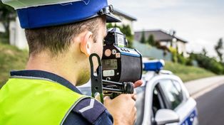 33-latek bez uprawnień wpadł na przekroczeniu prędkości. Obok siedział kolega z prawem jazdy