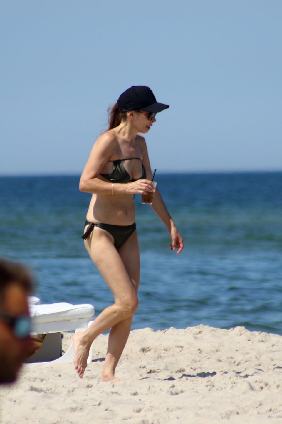 Agnieszka Dygant łapie promienie słoneczne na plaży