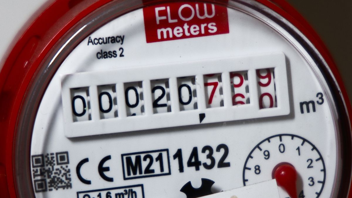Dostała rachunek za gaz. Jest zrozpaczona.