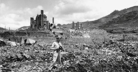 Był świadkiem zniszczeń bomby atomowej w Nagasaki. Potajemnie skopiował zdjęcia